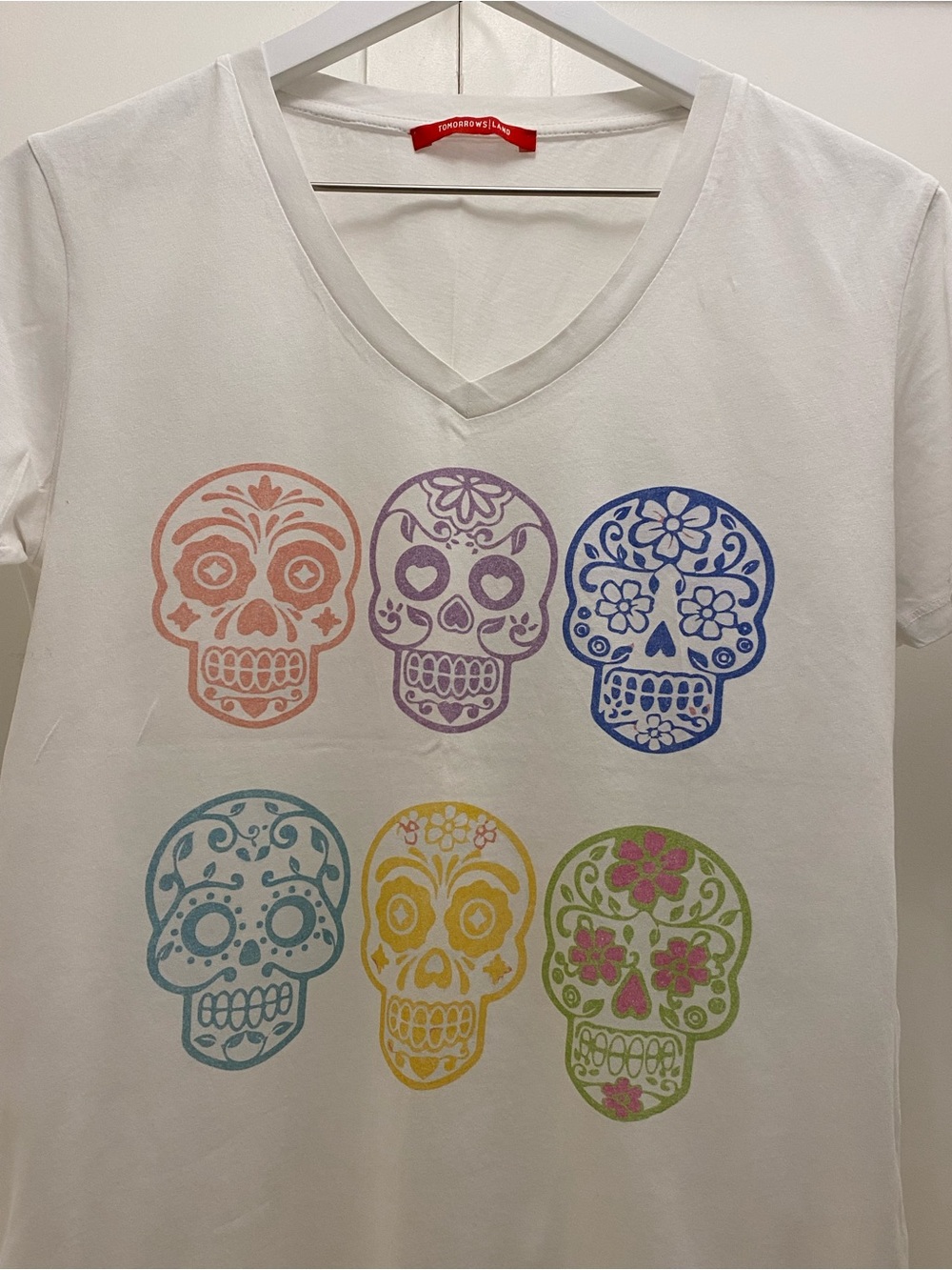 TOMORROWLAND White Tee with Red Label - Picture 3 of 6